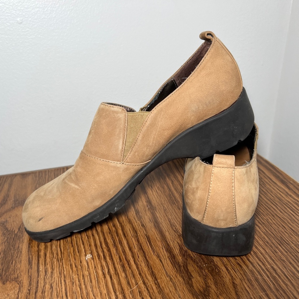JONES NEW YORK LADIES SAND COLOR SUEDE WALKING SHOE SIZE 9 M
